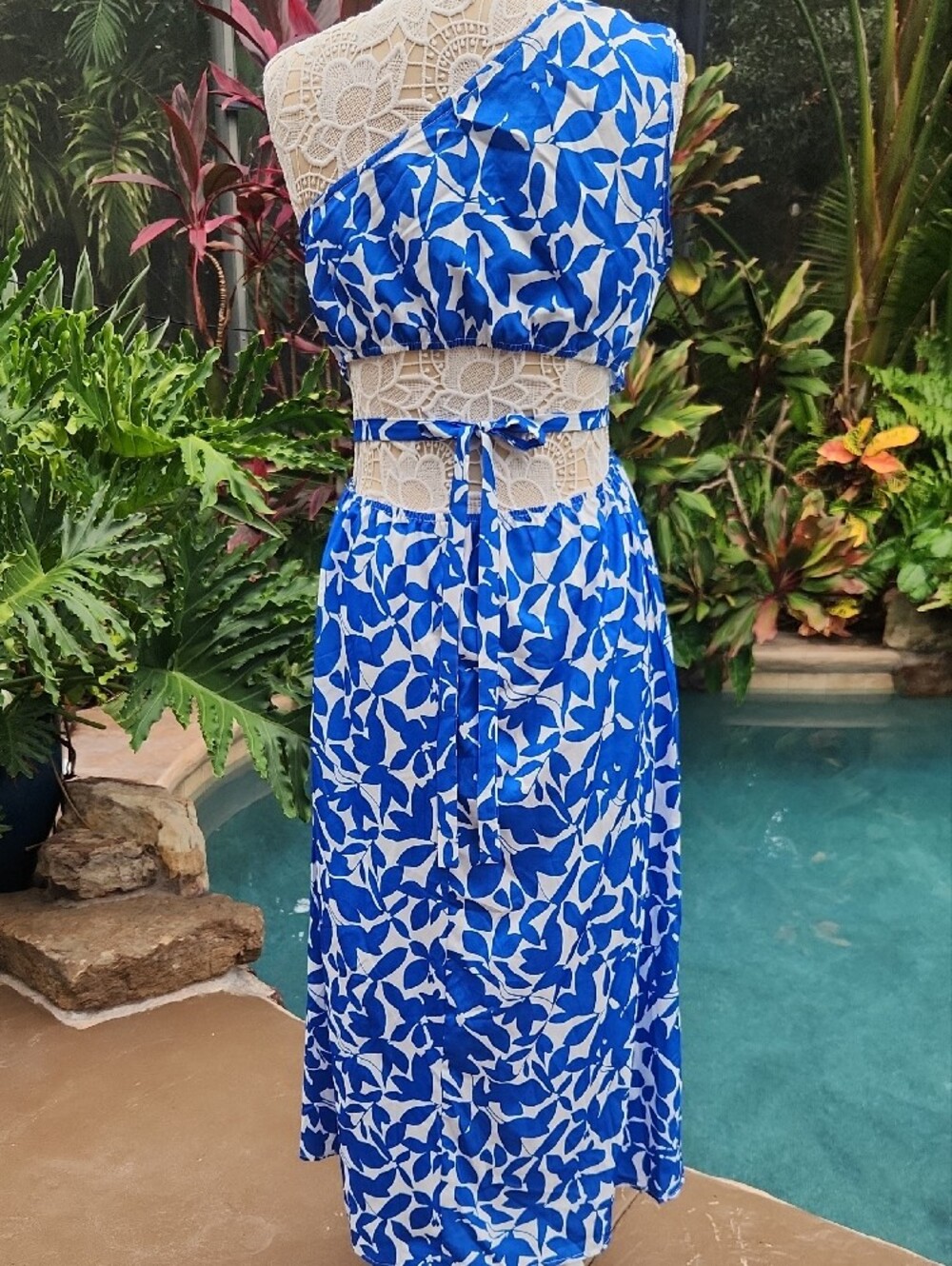 Unique Back!Blue and White Floral Midi Dress With Stunning Back! Large - Picture 4 of 7